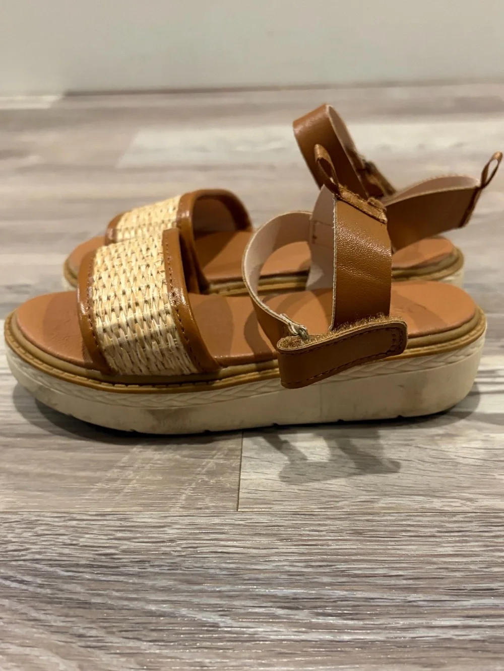 OshKosh B’gosh Leo Toddler Girls Wedge Sandals w/ velcro strap size 9